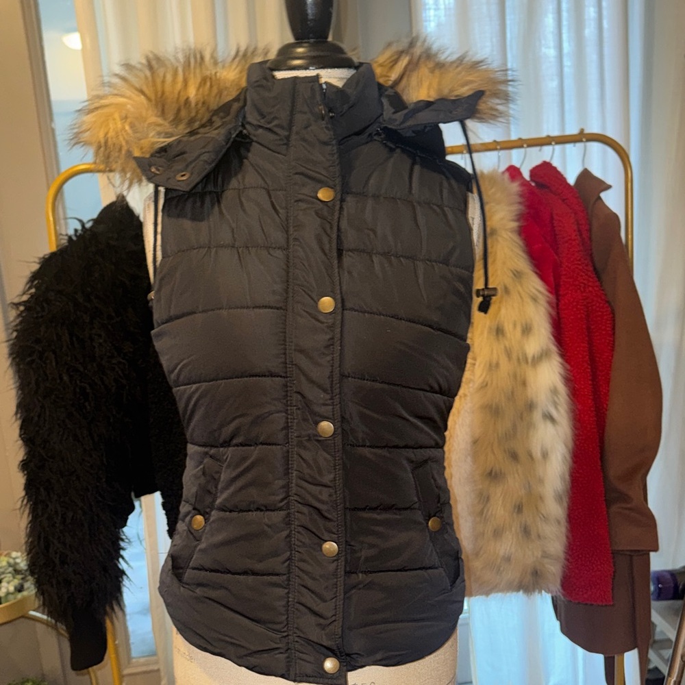 Love Tree Women’s Black Quilted Puffy Vest Removable Faux Fur Trim Hood Medium - Picture 15 of 17